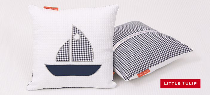 Sailboat Blue marinekamer voor kinderen Mooi kussentje van fris witte wafel met applikatie van een zeilbootje. De zilveren borduur rand om het bootje geeft dit kussentje een klassieke uitstraling. Achterkant van stoere blauwe ruit en opbergvakje voor de favoriete knuffel. 