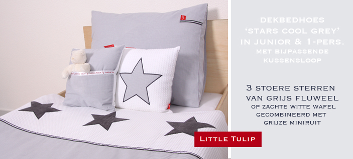 beddengoed Stars Cool Grey sheets Mooi overtrek in zachte grijze miniruit. Met 3 geborduurde sterren in donkergrijs velours op de brede bovenrand van witte wafelkatoen. Dit overtrek is afgezet met donkergrijs ribband met accent van zilver. Dit overtrek wordt geleverd met een mooi bijpassend kussensloop.