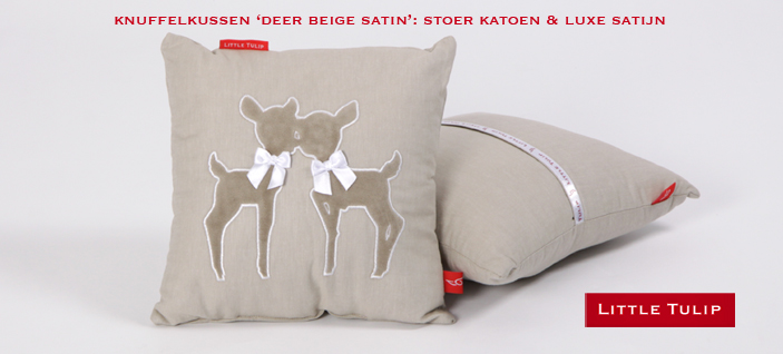 chique beddengoed met satijn Deer Beige Satin Luxe kussentje in naturel beige. De lieve zachte hertjes van velours maken dit accessoire geliefd in elke kinderkamer. Met strikjes van luxe wit satijn.Op de achterzijde opbergvakje voor de favoriete knuffel.