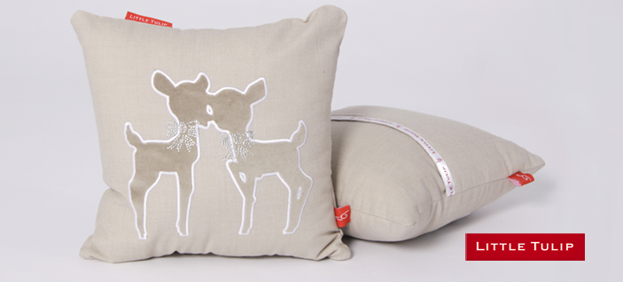 baby en kinderslaapkamer Deer Beige Strass Luxe kussentje in naturel beige. De lieve zachte hertjes van velours maken dit accessoire geliefd in elke kinderkamer. De luxe strikjes in mooie glans steentjes in geven dit kussentje een prachtige schittering.