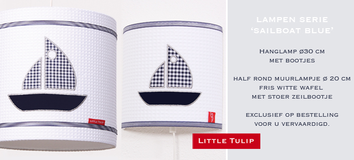 mooie wandlamp voor de kinderkamerSailboat Blue Mooi wandlampje van fris witte wafel met applikatie van een zeilbootje. De grijs/zilverkleurige rand om het bootje geeft dit lampje een klassieke uitstraling. Afgewerkt met band in fijne marine streep.