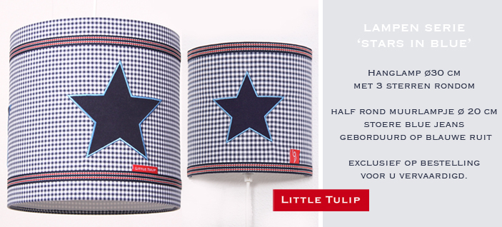 Stars In Blue stoere babylamp voor jongens Wandlamp in blauwe ruit met applikatie van stoere ster in echte jeans. Afgewerkt met mooi geweven band in blauw/wit met een streepje rood. Een prachtig accessoire voor in de tiener én kinderkamer!